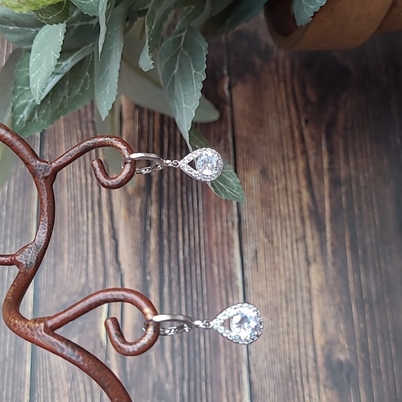 Jewelry - NIB SILVER WHITE TOPAZ DANGLE EARRINGS